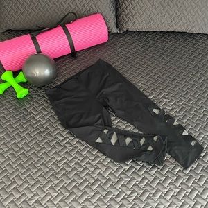 EUC Black & gray longer capri leggings w/ mesh